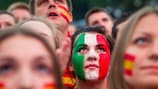 Spanische und italienische Fans verfolgen das Endspiel in der Fanzone von Warschau