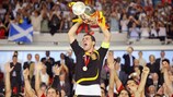 Iker Casillas ergue o troféu