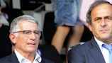 Der Bürgermeister von Toulouse, Pierre Cohen, und UEFA-Präsident Michel Platini im Stadion