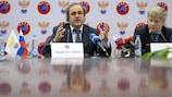 O Presidente da UEFA, Michel Platini (à esquerda), e o presidente da Federação Russa de Futebol (RFU), Nikolai Tolstykh, na conferência de imprensa após a reunião em Moscovo
