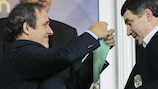 Michel Platini entrega a medalha ao treinador do Shakhtar Karagandy, Viktor Kumykov, após a final da Taça do Cazaquistão