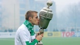 Algis Jankauskas besa el trofeo que levantó como capitán del club de su infancia, el Žalgiris