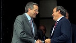 El primer ministro de Grecia Antonis Samaras y el Presidente de la UEFA Michel Platini