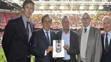 Cruyff, "orgulloso" con el Premio Presidente de la UEFA