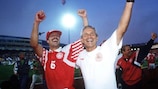 Richard Møller Nielsen celebra a vitória da Dinamarca no EURO '92 com Kim Christofte