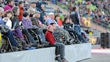 Adeptos portadores de deficiência assistem a um jogo da UEFA