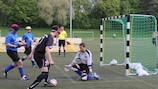 Jogar futebol e fazer parte de uma equipa num jogo na Alemanha