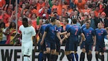 Robin van Persie es felicitado tras marcar el gol de Holanda