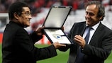 Eusébio a receber o prestigiado Prémio Presidente da UEFA das mãos de Michel Platini