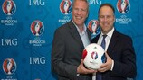 Guy-Laurent Epstein, directeur marketing d'UEFA Events SA (à gauche) et Simon Gresswell, vice-président d'IMG Licensing Europe