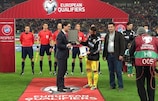 Răzvan Raţ receives his award on the pitch before Friday's game