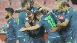 Os jogadores do Nápoles festejam o tento inaugural de Jonathan De Guzmán