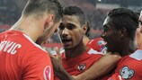 L'Austria festeggia il gol vittoria di Rubin Okotie contro il Montenegro