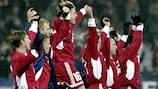 Los jugadores de Letonia celebrando su victoria ante Turquía en Riga el 15 de noviembre de 2003