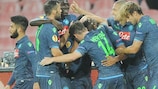 Los jugadores del Nápoles celebran el primer gol de Jonathan De Guzmán