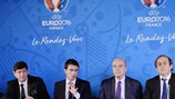O ministros francês das Cidades, Juventude e Desporto, Patrick Kanner, o primeiro-ministro francês, Manuel Valls, o presidente da câmara de Bordéus, Alain Juppé, e o Presidente da UEFA, Michel Platini, em Bordéus