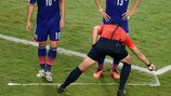El árbitro Pedro Proença usando el espray señalizador durante la fase final del Mundial