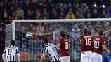 Carlos Tévez marca o livre que deu vantagem à Juventus frente à Roma