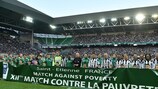 As equipas de estrelas perfilam-se no Stade Geoffroy Guichard, antes do Jogo Contra a Pobreza