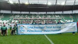 Adeptos portadores de deficiência no jogo entre o WKS Śląsk Wrocław e o KS Lechia Gdańsk