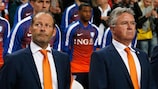 Danny Blind (sx) prende il posto di Guus Hiddink (dx) come allenatore dell'Olanda