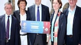 Alain Giresse, Arielle Piazza, Alain Juppé, Emmanuelle Grizot et Michel Heritier devant l'Hôtel de ville de Bordeaux