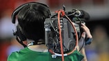 Um repórter de imagem grava um jogo da UEFA