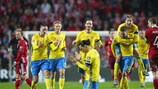 Jogadores suecos festejam com Zlatan Ibrahimović no final do jogo