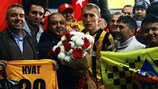 Islambek Kuat mit einigen türkischen Fans bei einem Kairat-Spiel