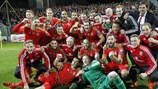 Os jogadores de Gales festejam o apuramento para o EURO 2016