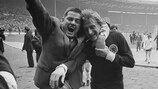 Denis Law comemora o triunfo da Escócia por 3-2 em Wembley, em 1967