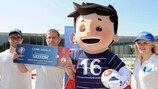 La mascota del torneo Super Victor promocionó la venta de entradas de la UEFA EURO 2016 en Lens