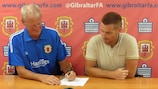 Jeff Wood na assinatura do contrato como seleccionador de Gibraltar