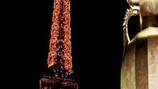 Uma réplica da Taça Henri Delaunay junto à Torre Eiffel