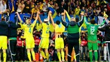 Die Spieler der Ukraine feiern nach Abpfiff den Erfolg gegen Slowenien mit ihren Fans