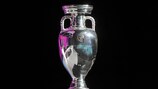 Der Henri-Delaunay-Pokal wartet auf den Sieger der UEFA EURO 2016