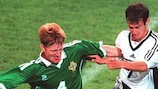 Steve Lomas und Mehmet Scholl im Zweikampf in einem Qualifikationsspiel zur UEFA EURO 2000