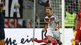 Марио Гетце празднует гол в ворота Польши