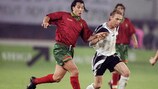 Szene aus der Qualifikation zur EURO '96: Paulo Sousa (links) im Zweikampf mit Stephan Marasek