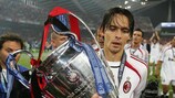 Filippo Inzaghi con il trofeo della UEFA Champions League vinta con il Milan nel 2007