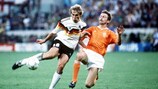Berry van Aerle im Zweikampf mit Jürgen Klinsmann