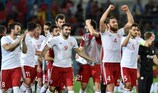 Jogadores da Geórgia celebram vitória sobre a Espanha