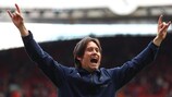 Tomáš Rosický saluta i tifosi dell'Arsenal a fine stagione