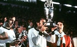 Antonín Panenka küsst den Pokal nach dem Erfolg der Tschechoslowakei