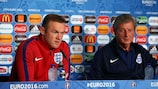 Wayne Rooney et Roy Hodgson côte à côte en conférence de presse