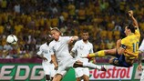 Zlatan Ibrahimović colpisce al volo contro la Francia