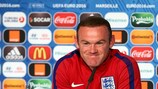 Wayne Rooney durante uma conferência de imprensa de Inglatarra