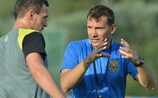 Artem Fedetskiy recibe indicaciones de Andriy Shevchenko en el entrenamiento