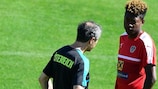Marcel Koller dá algumas indicações a David Alaba na sessão de treino da Áustria no Stade de Bordeaux