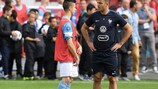 Hatem Ben Arfa bavarde avec un jeune joueur de Bayonne après le match de samedi.